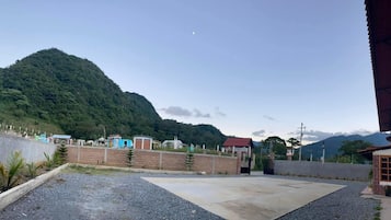 Vista frontal de la propiedad