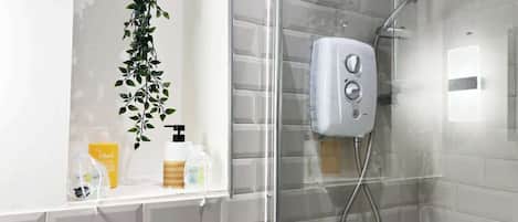 Shower, shampoo