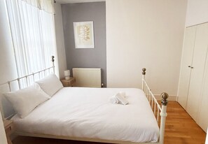 1 habitación, escritorio, wifi gratis y ropa de cama