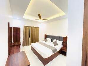 Deluxe Room | Rollaway beds, bed sheets - Hotel Omkar Palace (Ayodhya)