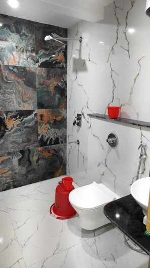 Dusj, toalettartikler (inkludert), håndklær og såpe