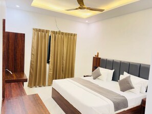 Deluxe Room | Rollaway beds, bed sheets - Hotel Omkar Palace (Ayodhya)