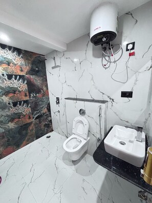 Deluxe Room | Bathroom | Shower, free toiletries, towels, soap - Hotel Omkar Palace (Ayodhya)