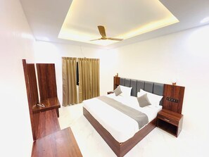 Habitación Deluxe | Camas extra y ropa de cama 