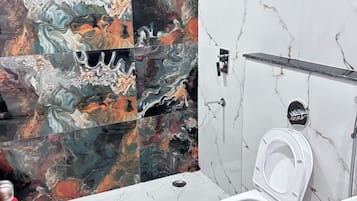 Deluxe Room | Bathroom | Shower, free toiletries, towels, soap