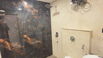 Regadera, amenidades de baño gratuitas, toallas, jabón