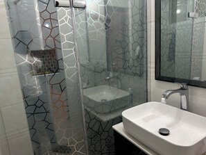 Bidet, towels, soap, shampoo - Charming apartment in beautiful Kingston with AC (Kingston)