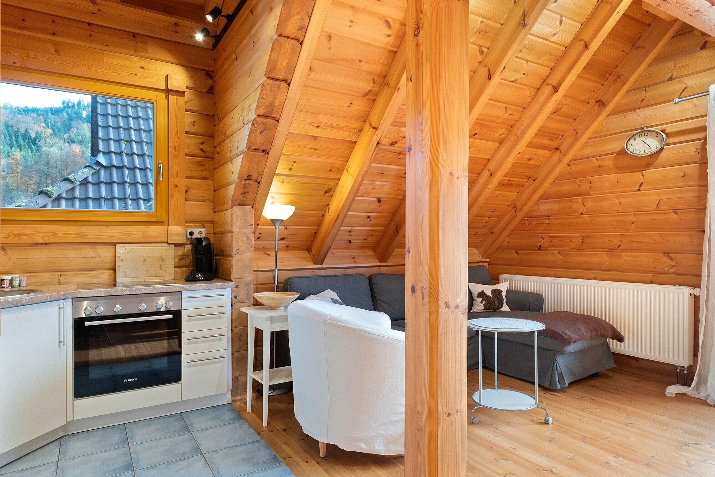 Fernseher, Tischtennisplatte, Stereoanlage