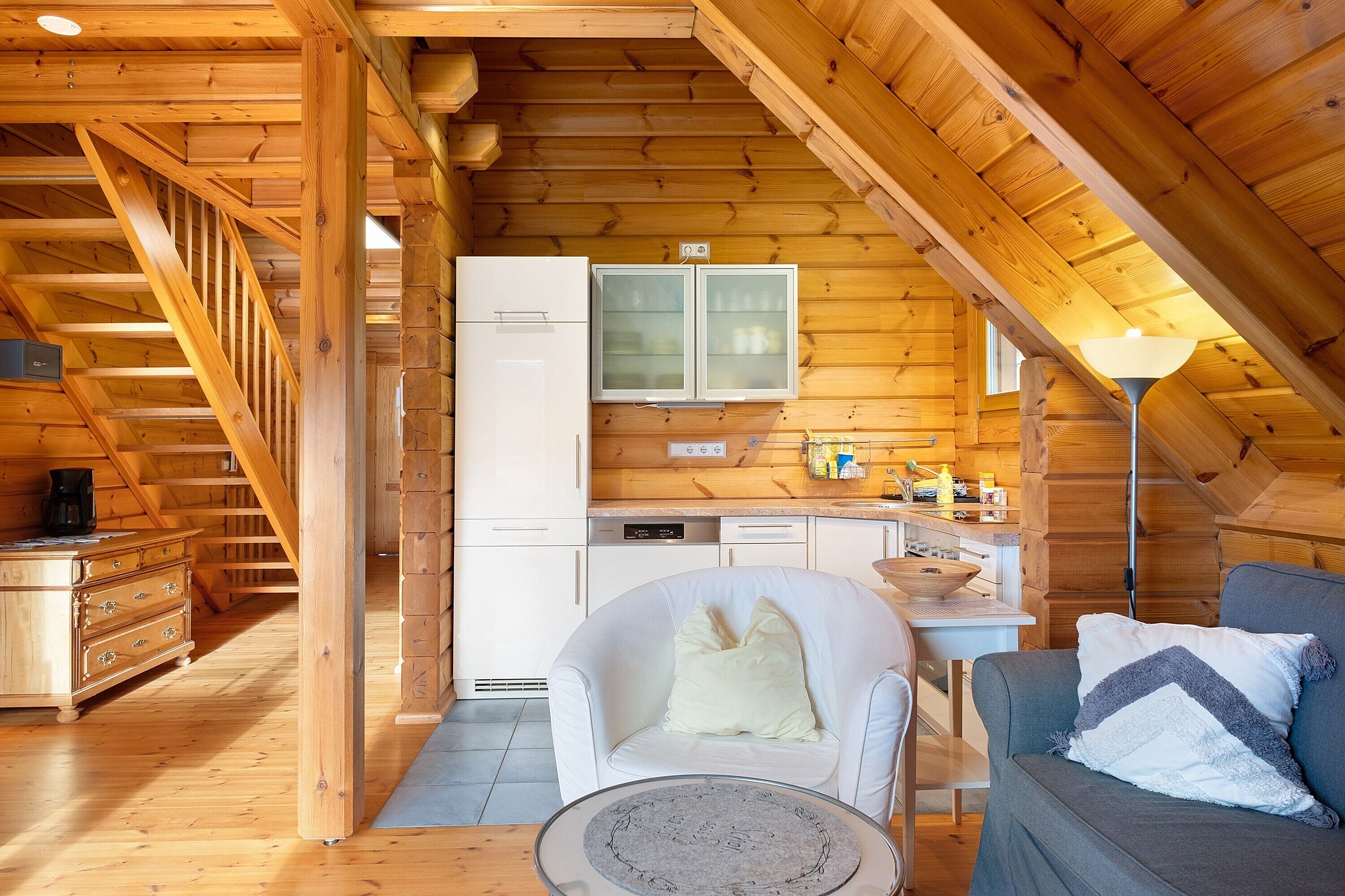 Fernseher, Tischtennisplatte, Stereoanlage