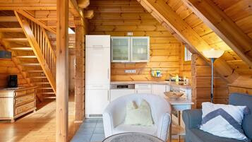 Fernseher, Tischtennisplatte, Stereoanlage