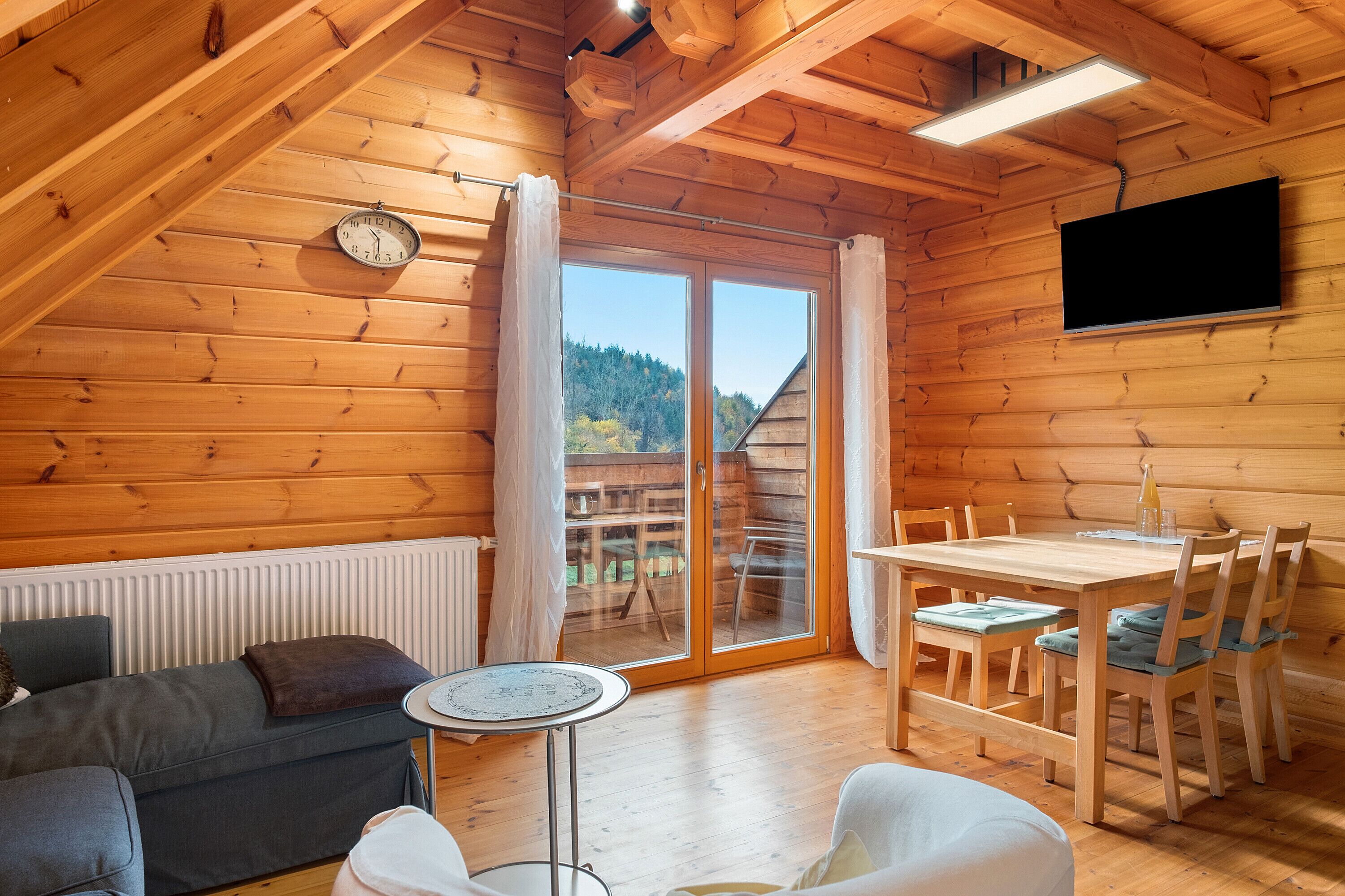 Een televisie, een tafeltennistafel en een stereo