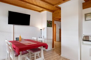 Dining - Apartment 'Talblick' with Shared Terrace, Garden, and Wi-Fi (Gengenbach)