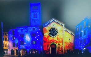 Un edificio con un'ampia finestra circolare e una torre.