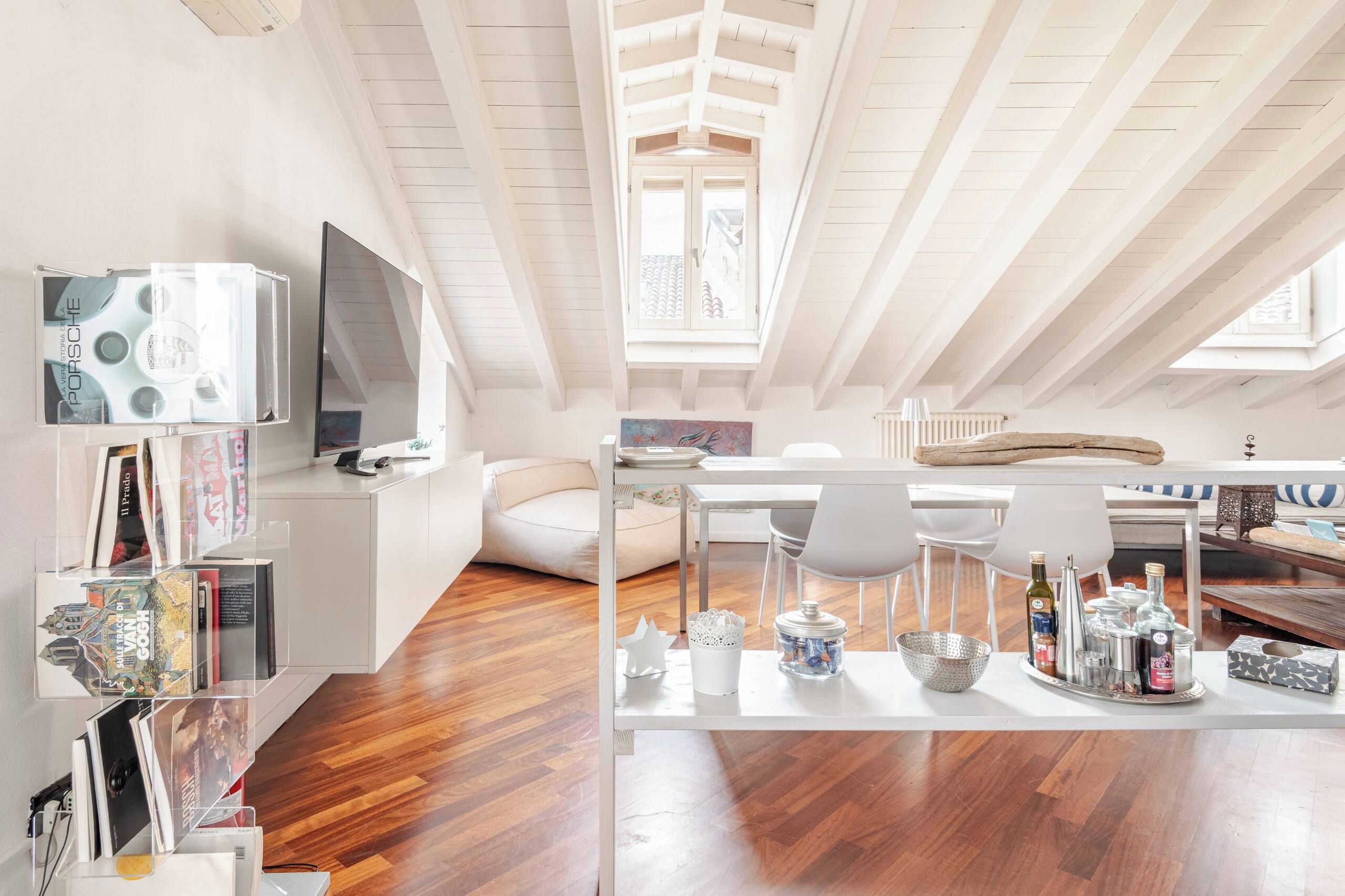 Spazioso loft con soffitti alti, zona pranzo e cucina.