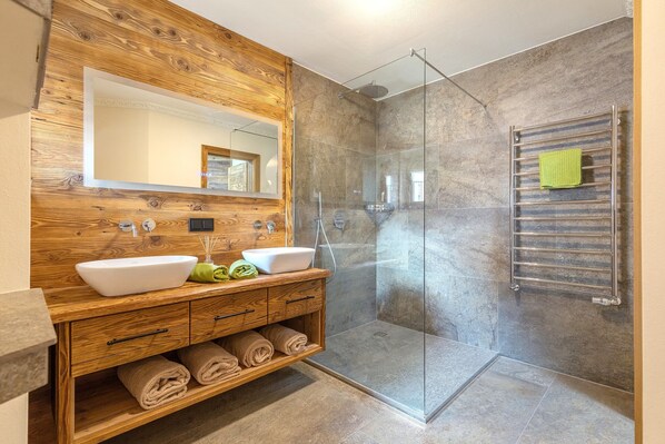 Douche, serviettes fournies