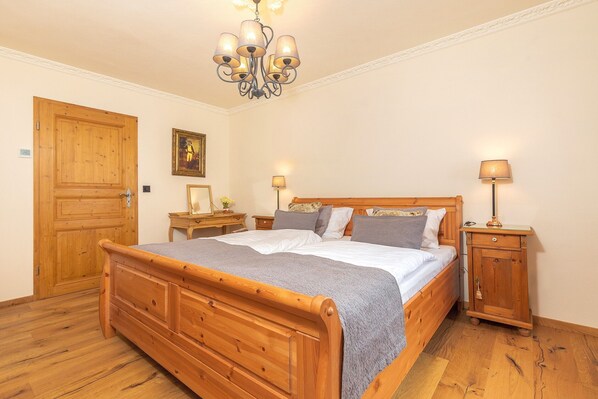 3 bedrooms, bed sheets