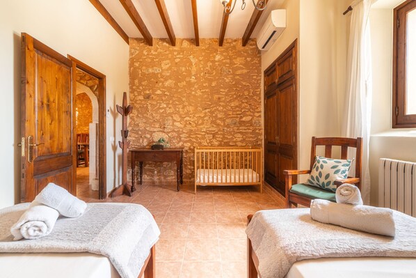4 bedrooms, iron/ironing board, free WiFi, bed sheets