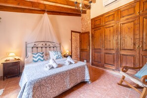 4 bedrooms, iron/ironing board, free WiFi, bed sheets