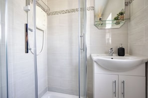 Dusche, Haartrockner, Handtücher, Toilettenpapier