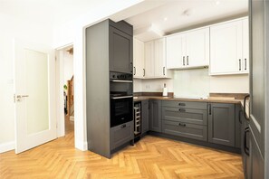 Fridge, oven, stovetop, electric kettle