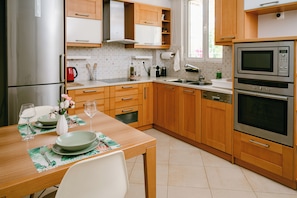 Four à micro-ondes, un four, surface de cuisson, lave-vaisselle