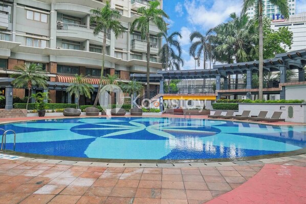 Una piscina al aire libre
