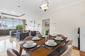 아파트, 침실 3개, 시내 전망 | 다이닝룸