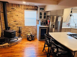 Mikrobølgeovn, ovn, kokeplater og oppvaskmaskin