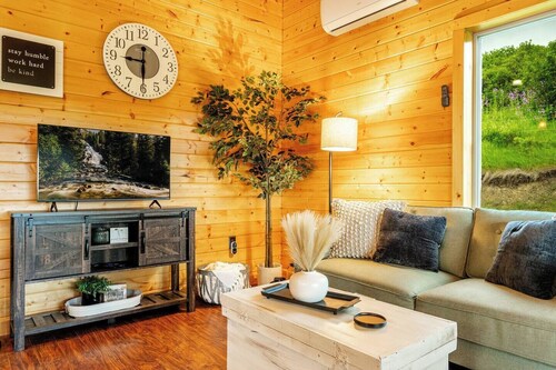 The Magpie Cabin - it's adorable & close to town!