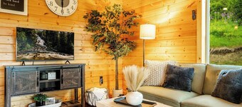 The Magpie Cabin - it's adorable & close to town!