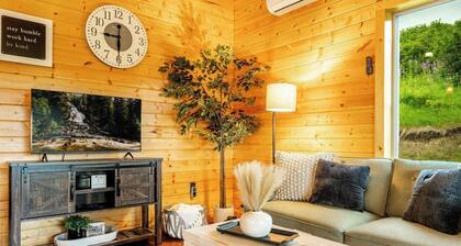 The Magpie Cabin - it's adorable & close to town!