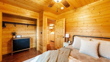 2 Schlafzimmer, Zimmersafe, Bügeleisen/Bügelbrett, WLAN