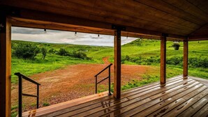Eine Holzdielen-Terrasse mit Blick auf eine ländliche Landschaft.