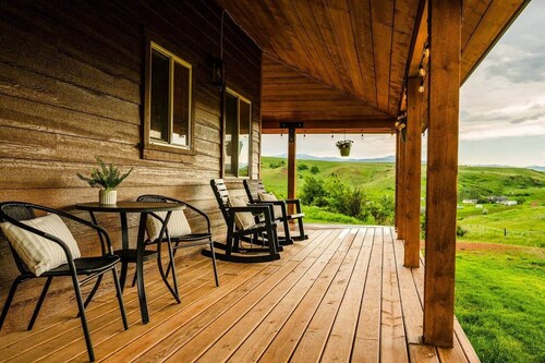 The Magpie Cabin - it's adorable & close to town!
