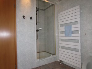 Shower, hair dryer, towels, soap - Pension Am Heiderand (Radeberg)