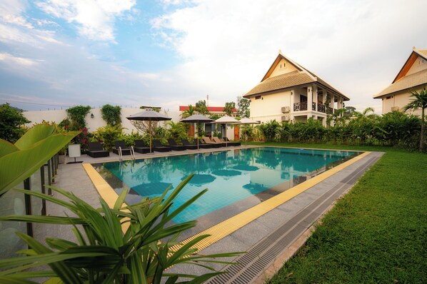 Outdoor pool - Madilao Hotel (Luang Prabang)
