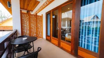 Una cassaforte in camera, una scrivania, culle/letti per bambini