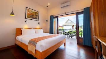 Una cassaforte in camera, una scrivania, culle/letti per bambini