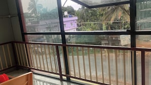 Una habitación con un amplio ventanal que da a la calle.