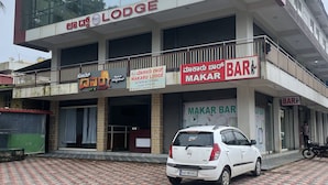 Un edificio con letreros que indican 'Lodge' y 'Makaru Lodge'.