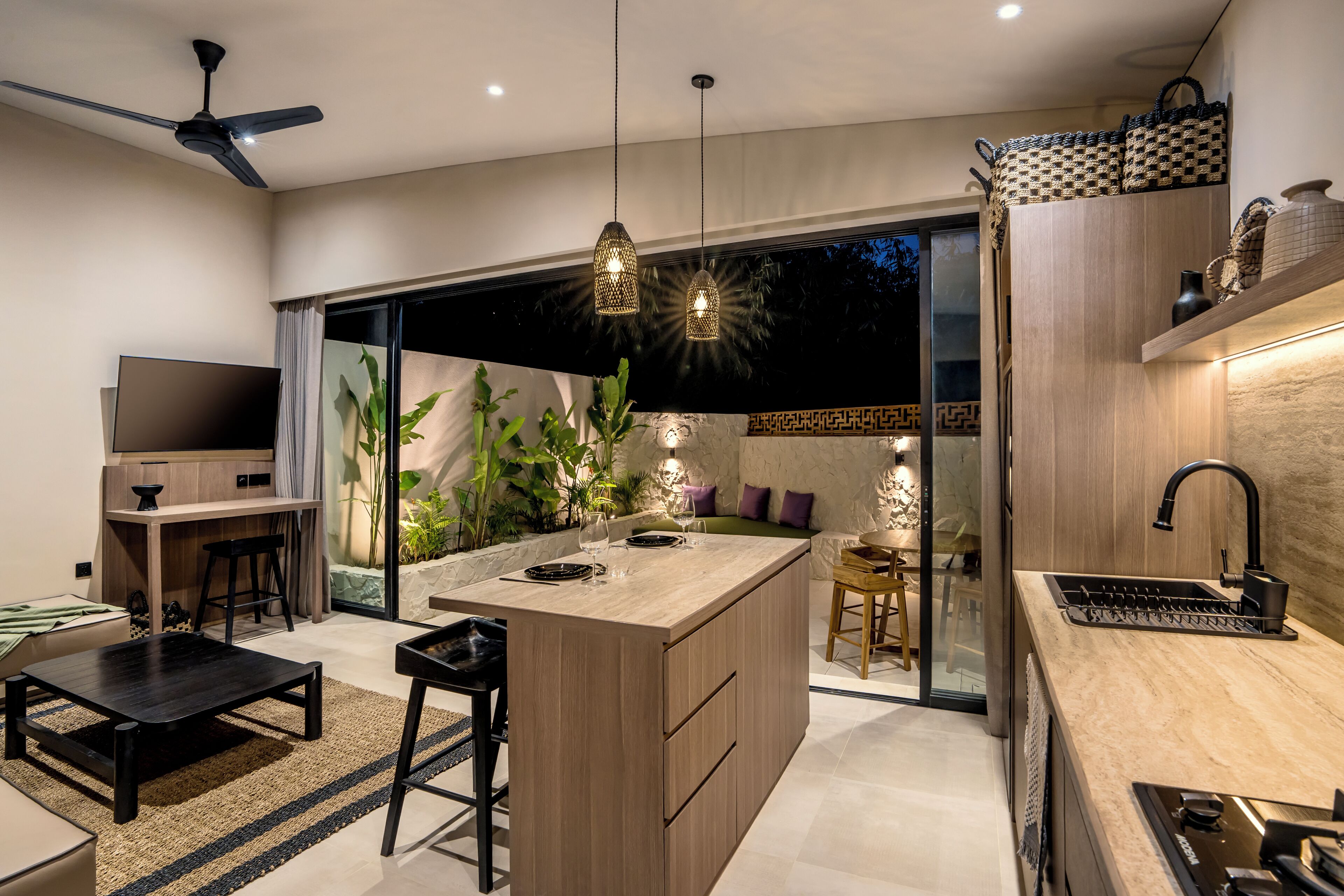 Tetera/pava eléctrica, freezer, isla de cocina