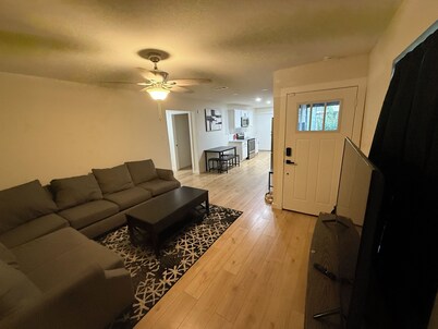 Spacious 4BR/2BA Home Minutes from Downtown Dallas & Major Hospitals.