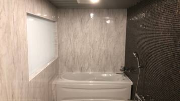 Combined shower/tub, towels, soap, shampoo