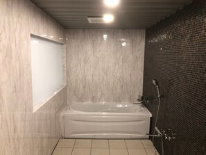 Combined shower/bathtub, towels, soap, shampoo