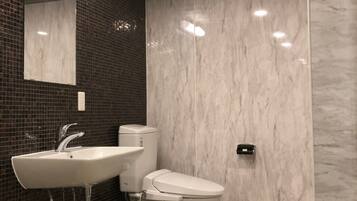 Combined shower/bathtub, towels, soap, shampoo