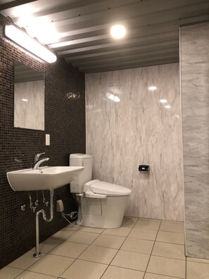 Gabungan pancuran/tab mandi, tuala disediakan, sabun, syampu 