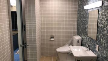 Combined shower/tub, towels, soap, shampoo