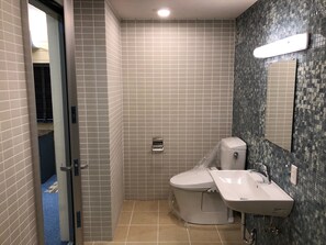 Combined shower/tub, towels, soap, shampoo