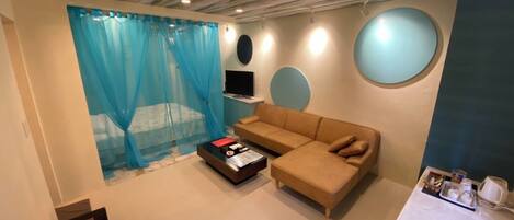 Basic Double Room | Desk, bed sheets