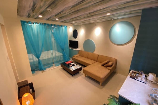 Basic Double Room | Desk, bed sheets